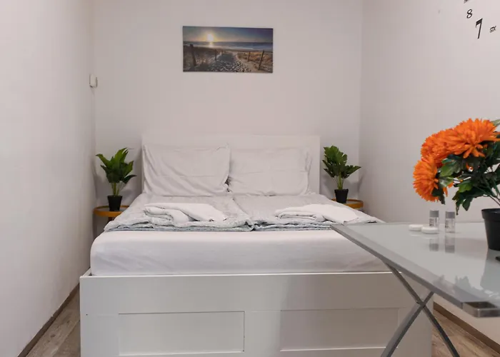 Budget Private Near Danube & Millennium Tower, Long Διαμέρισμα