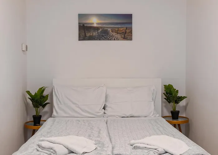 Budget Private Near Danube & Millennium Tower, Long Διαμέρισμα