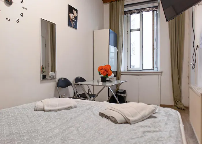 Budget Private Near Danube & Millennium Tower, Long Διαμέρισμα *