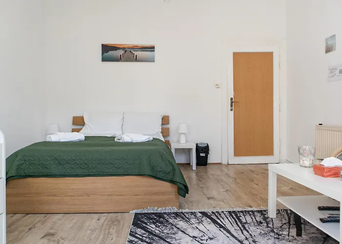 Budget Private Near Danube & Millennium Tower, Long