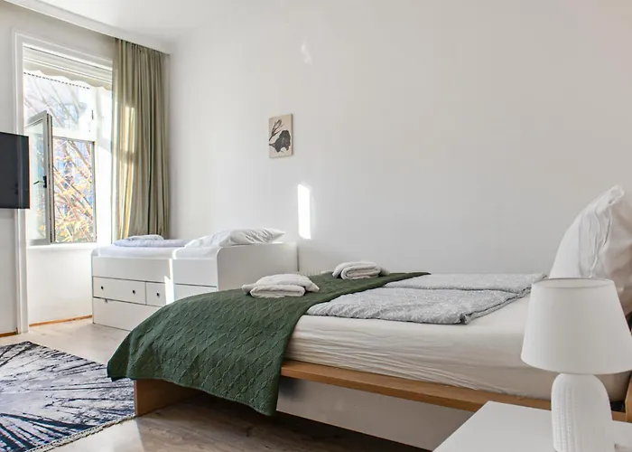 Budget Private Near Danube & Millennium Tower, Long Διαμέρισμα